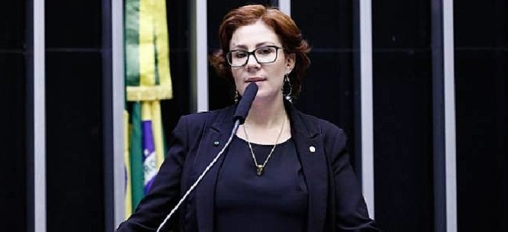 Aliada de Bolsonaro busca assinaturas para mais uma PEC de redução de salários
