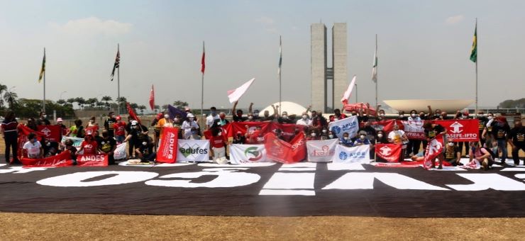 Servidores  ocupam gramado do Congresso Nacional no terceiro dia de mobilização contra reforma administrativa