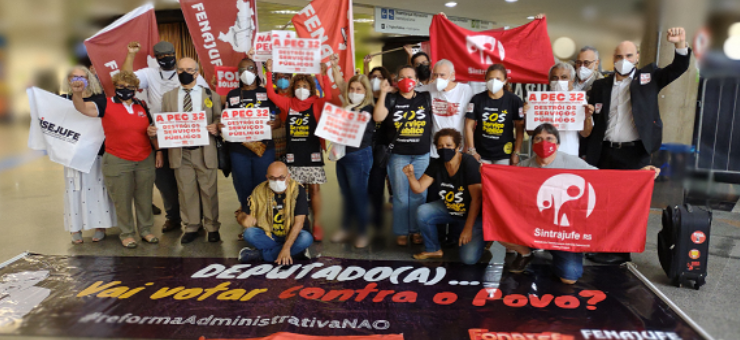Líder do governo é encurralado pelos servidores no aeroporto de Brasília