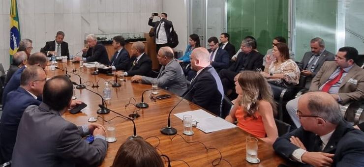 Fenajufe entrega estudo sobre os impactos da contribuição previdenciária para servidores aposentados ao presidente da Câmara, Arthur Lira