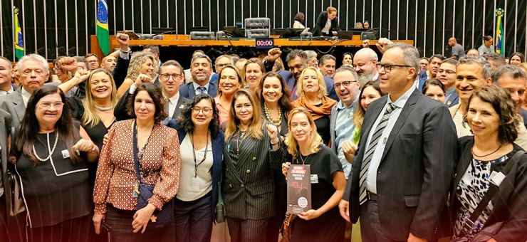 Vice-presidente do SitraAM/RR participa de sessão na Câmara dos Deputados em homenagem aos oficiais de justiça