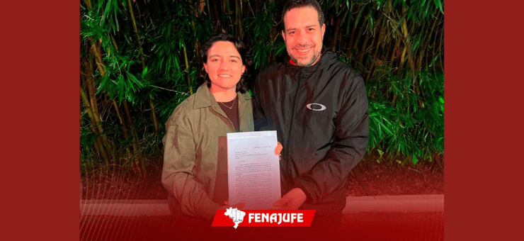 Carla Ayres entrega a Guilherme Boulos pedido dos servidores públicos por apensamento da PEC 6/2024 à PEC 555/2006